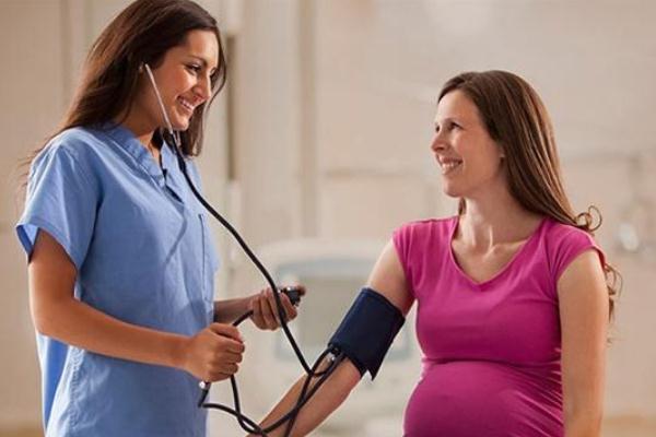 孕期高血压要多喝水吗 孕期高血压要注意些什么