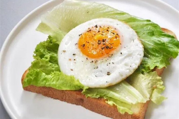 煎鸡蛋的热量是多少大卡 煎鸡蛋减肥期间能吃吗